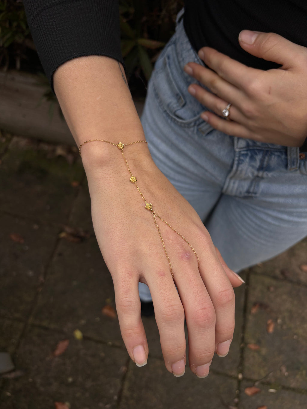 Chaîne de main fleurs dorée