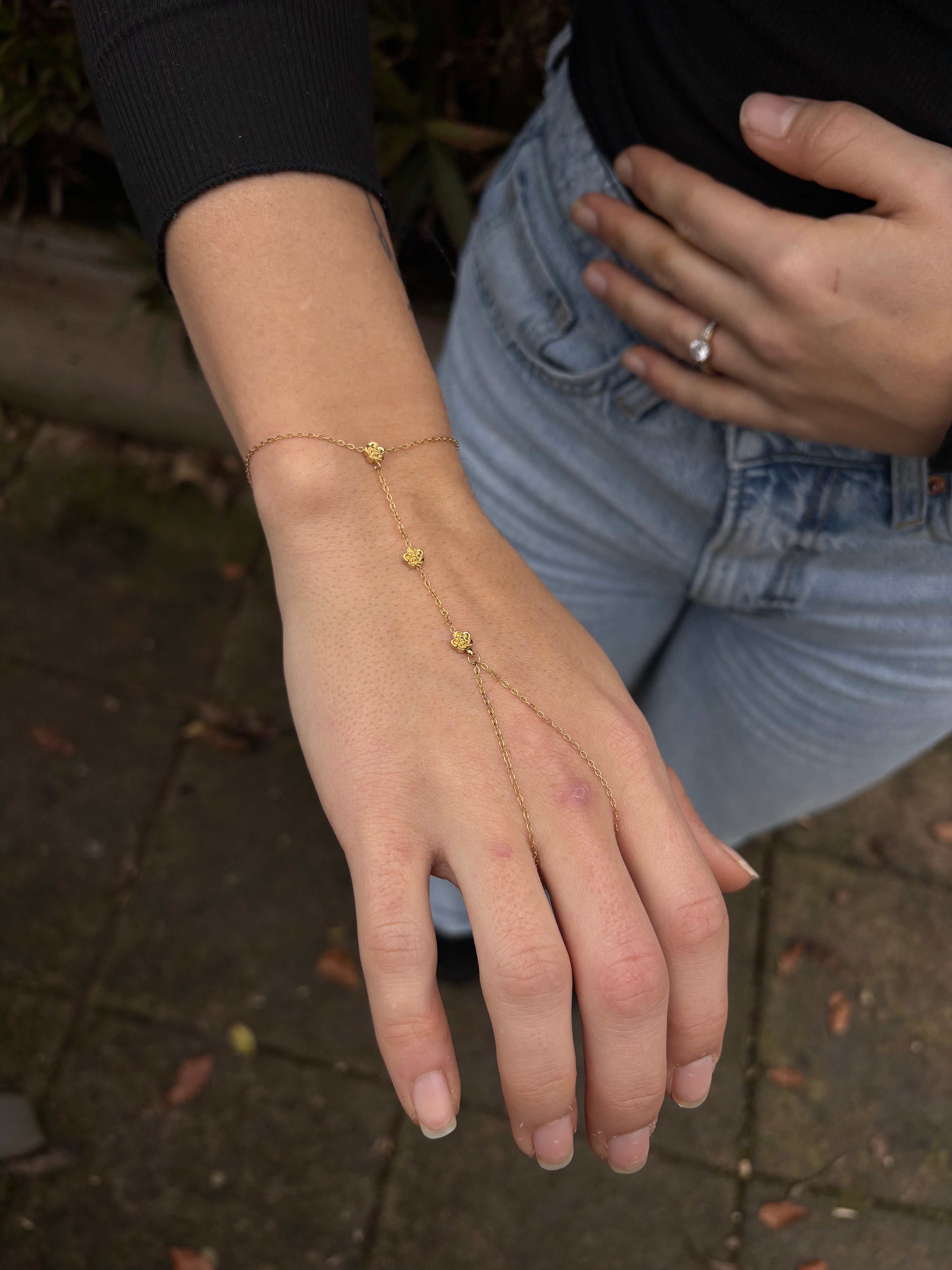 Chaîne de main fleurs dorée