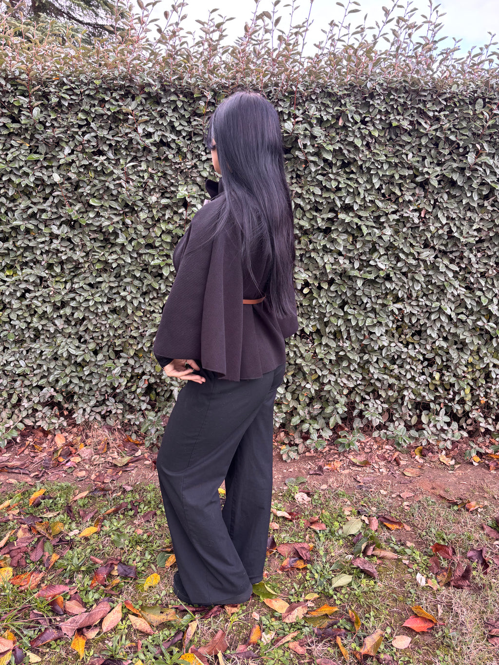 Cape Lou – noire avec ceinture (Taille unique)