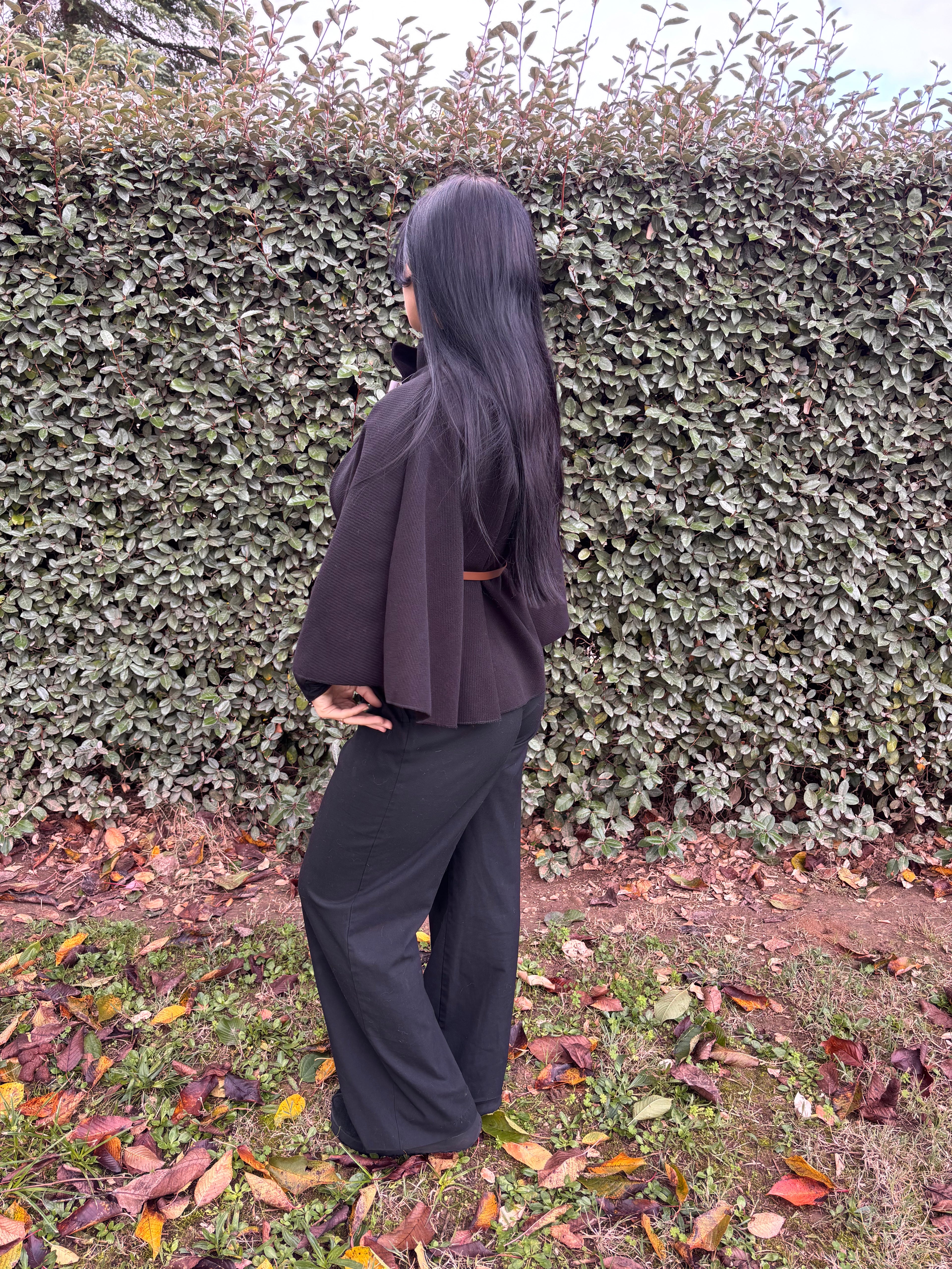 Cape Lou – noire avec ceinture (Taille unique)