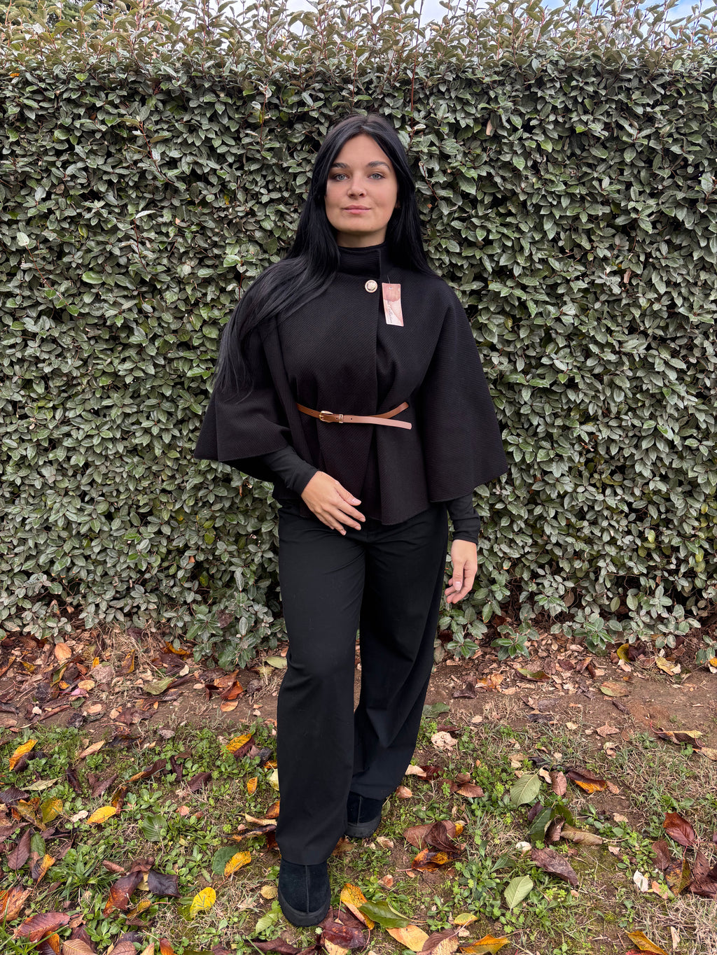 Cape Lou – noire avec ceinture (Taille unique)