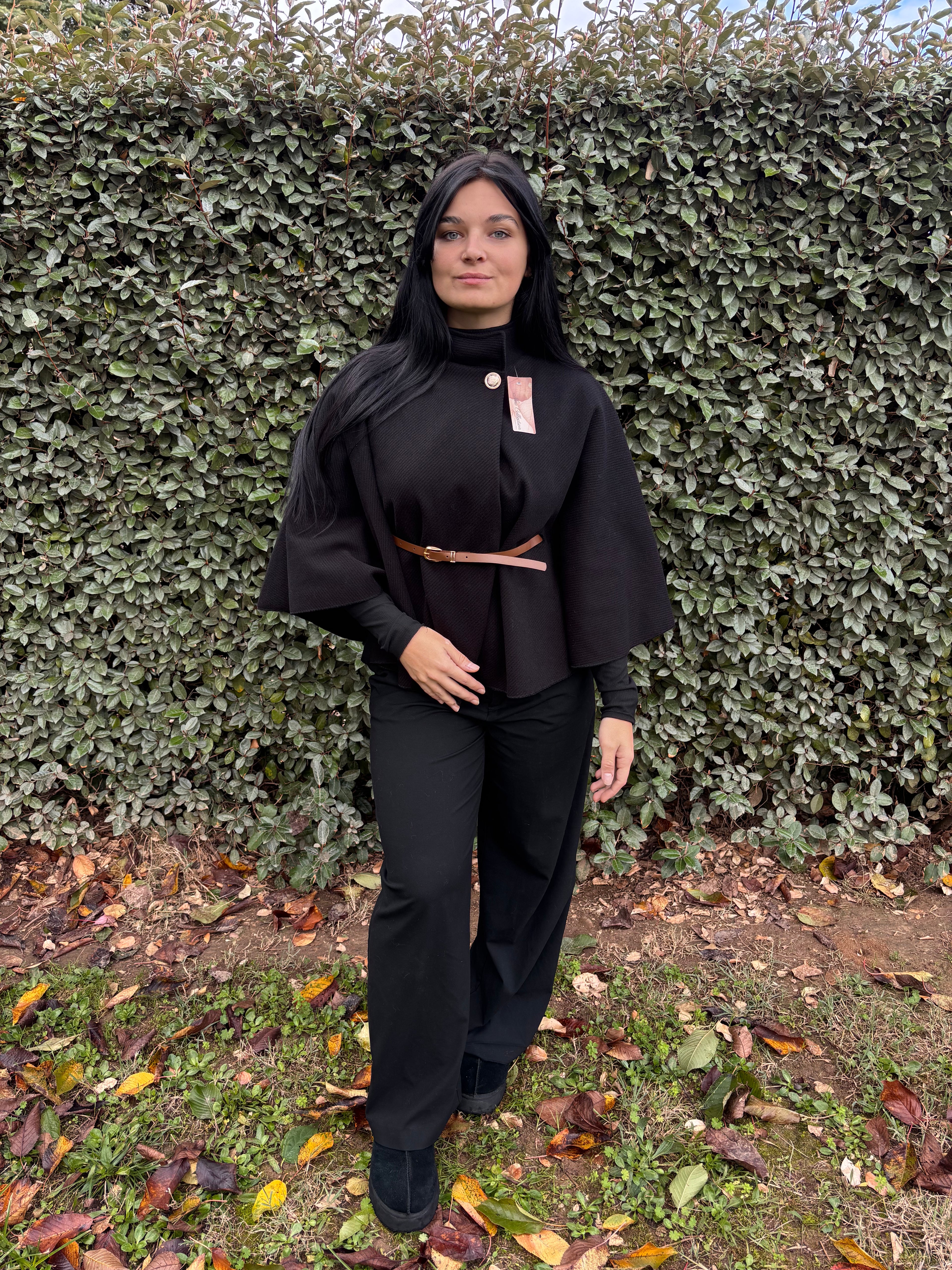 Cape Lou – noire avec ceinture (Taille unique)