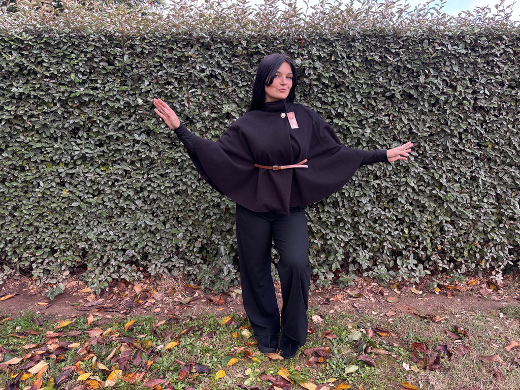 Cape Lou – noire avec ceinture (Taille unique)