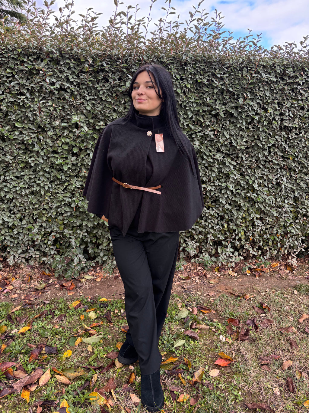Cape Lou – noire avec ceinture (Taille unique)