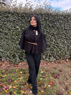 Cape Lou – noire avec ceinture (Taille unique)