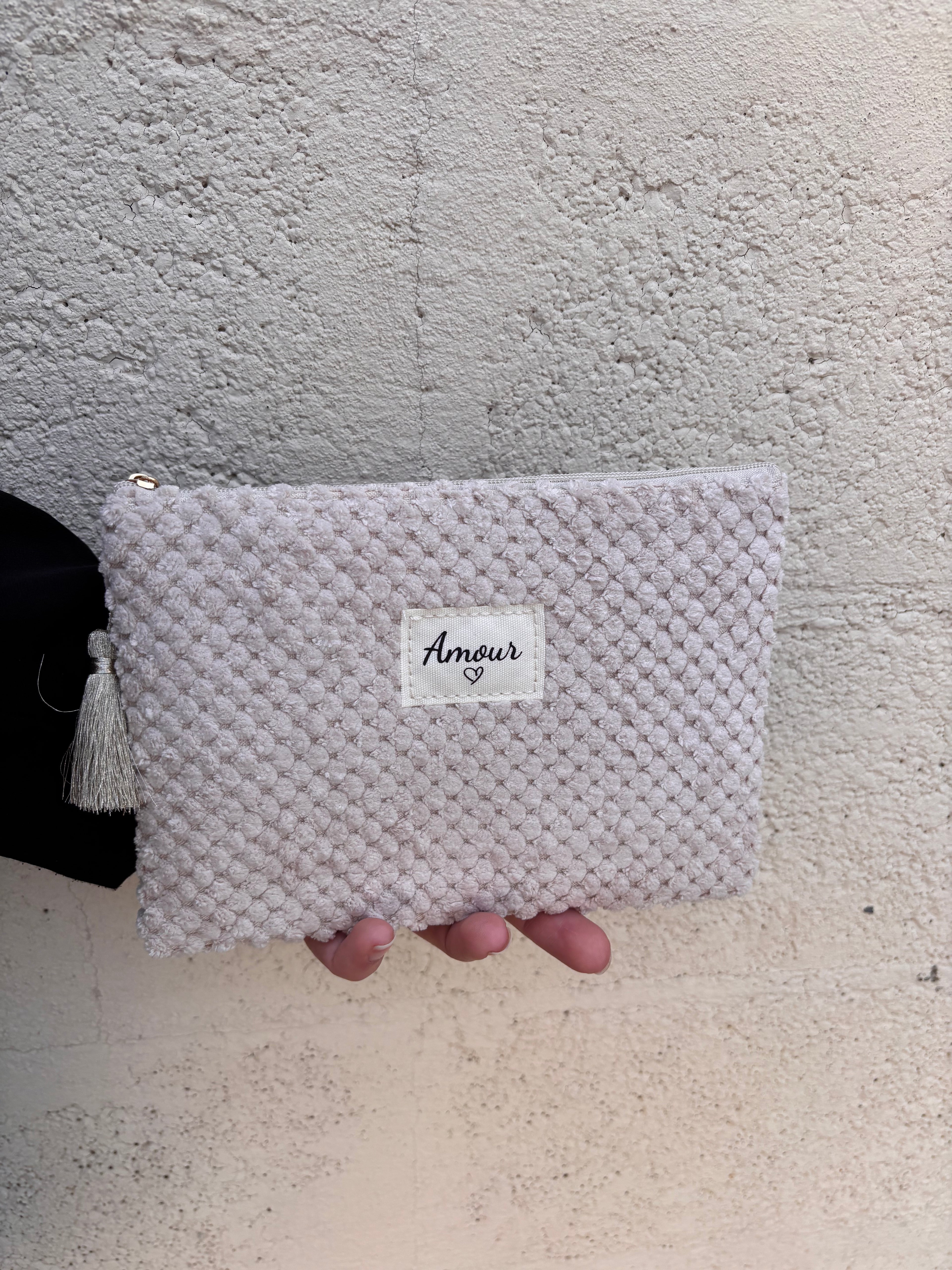Pochette brodée « Amour » – Écru/Beige (pompon doré)