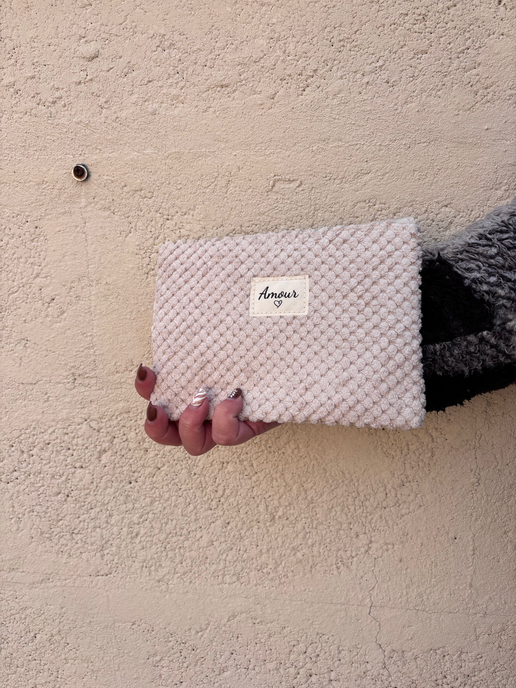 Pochette brodée « Amour » – Écru/Beige (pompon doré)