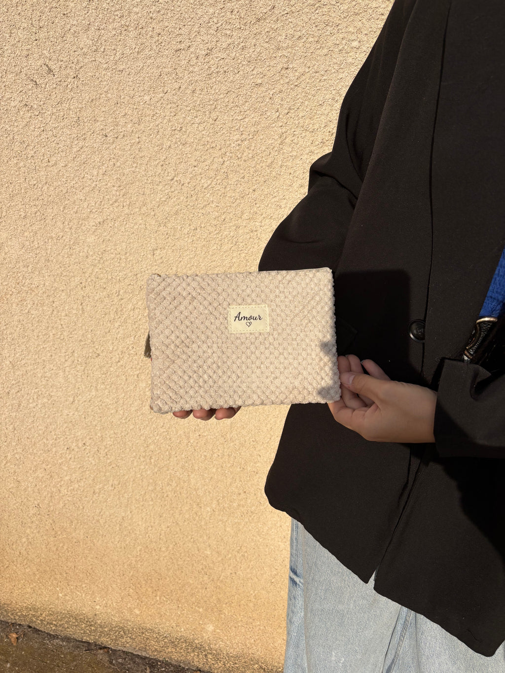 Pochette brodée « Amour » – Écru/Beige (pompon doré)