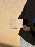 Pochette brodée « Amour » – Écru/Beige (pompon doré)