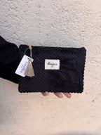 Pochette brodée « Amour » – Noir (pompon doré)