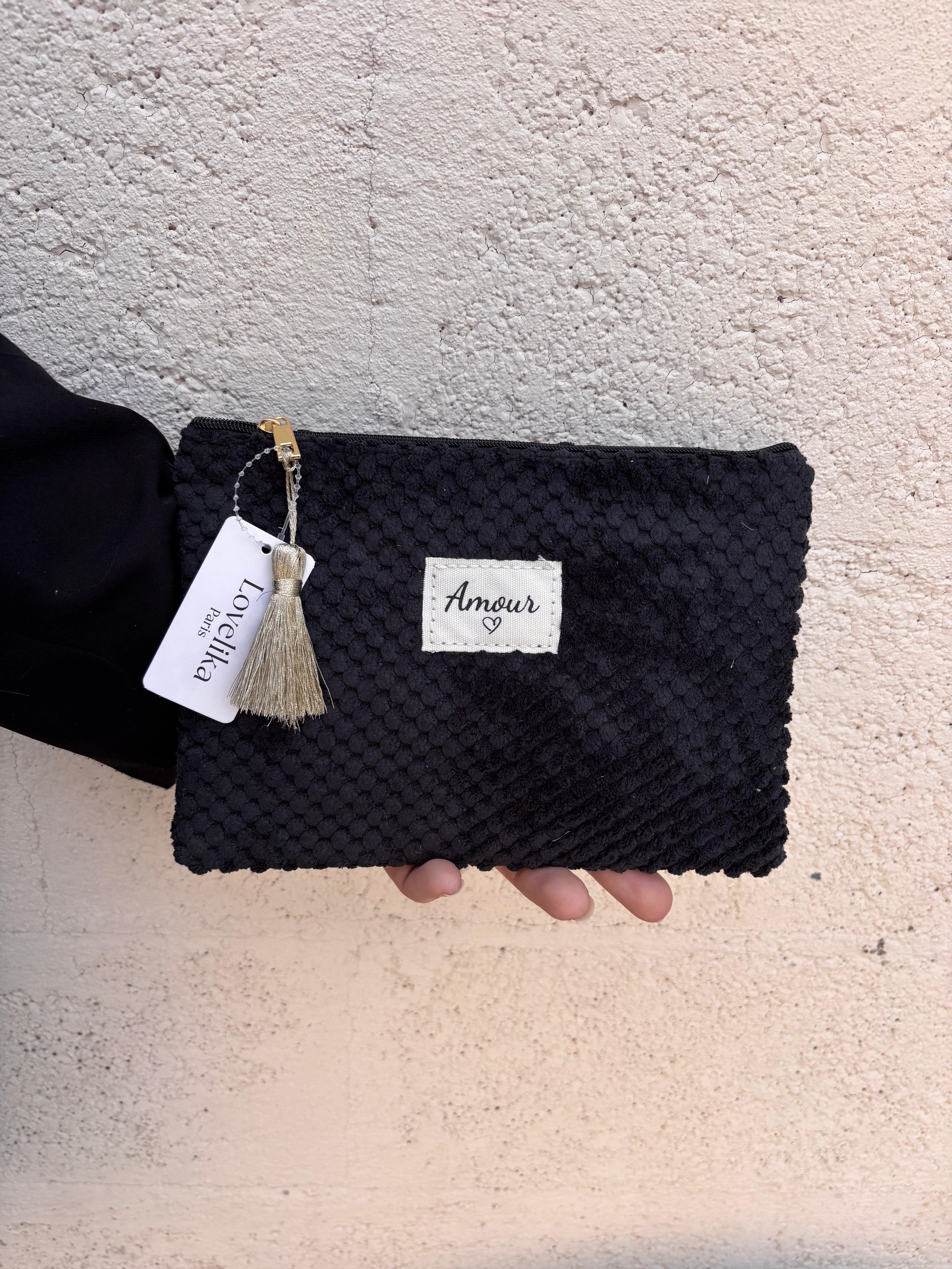 Pochette brodée « Amour » – Noir (pompon doré)
