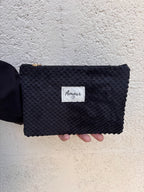 Pochette brodée « Amour » – Noir (pompon doré)