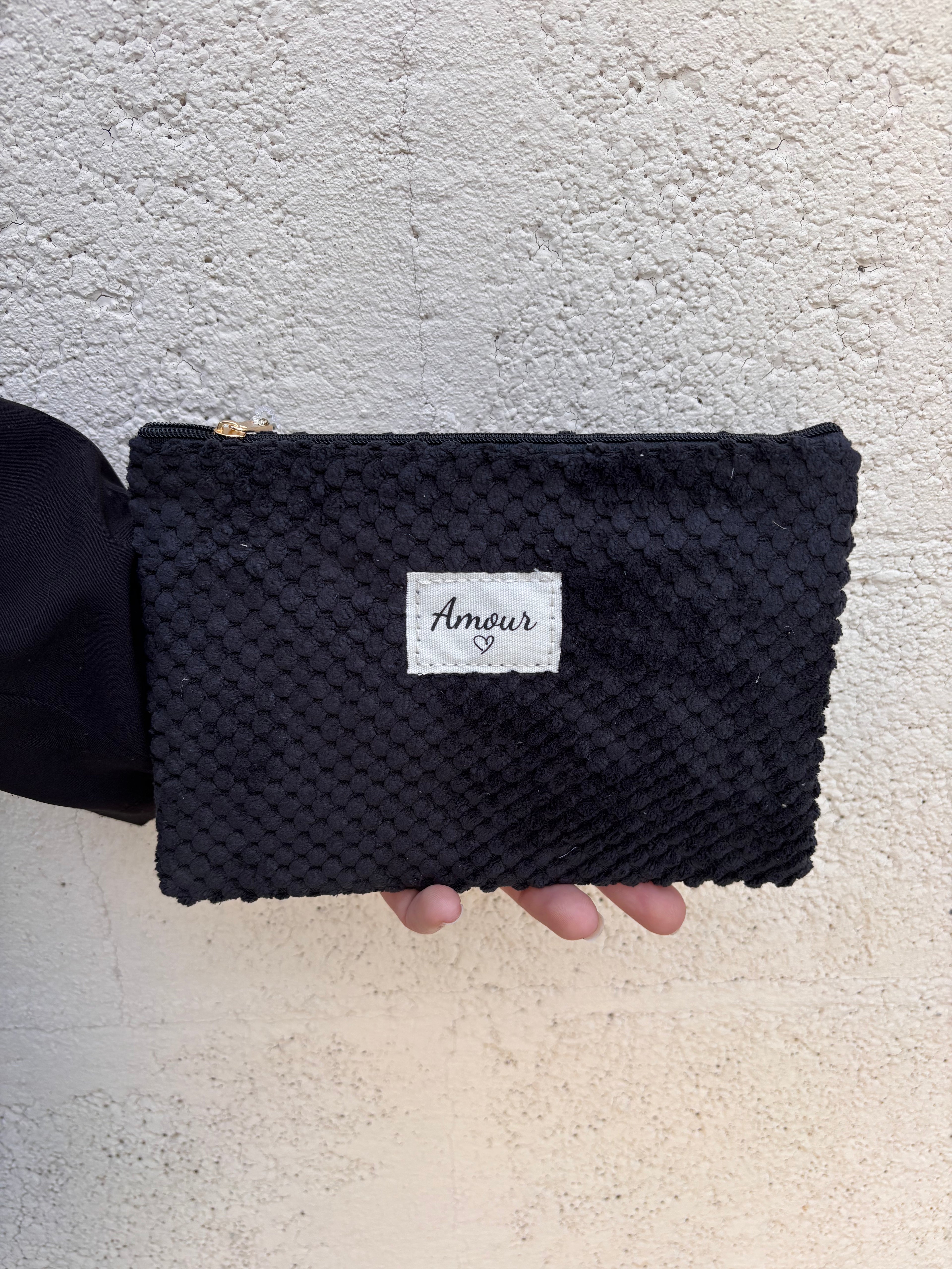 Pochette brodée « Amour » – Noir (pompon doré)